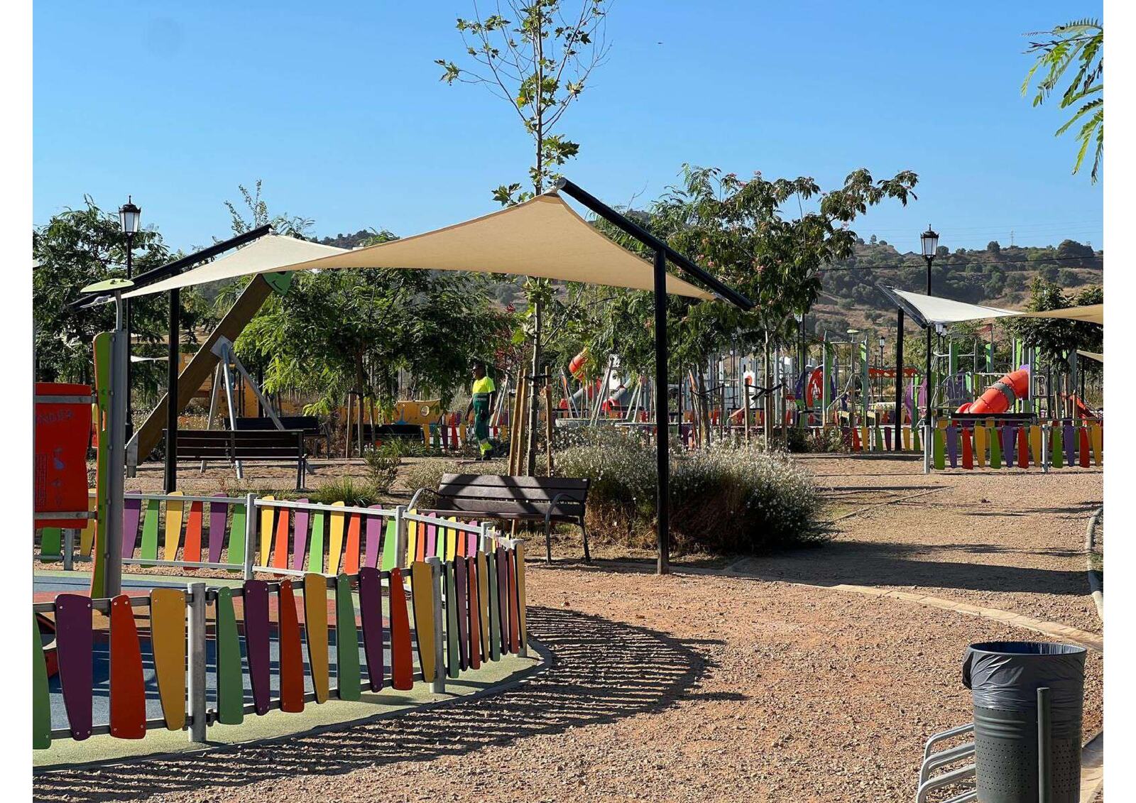 Velas de sombra sobre la zona de juegos de un parque infantil
